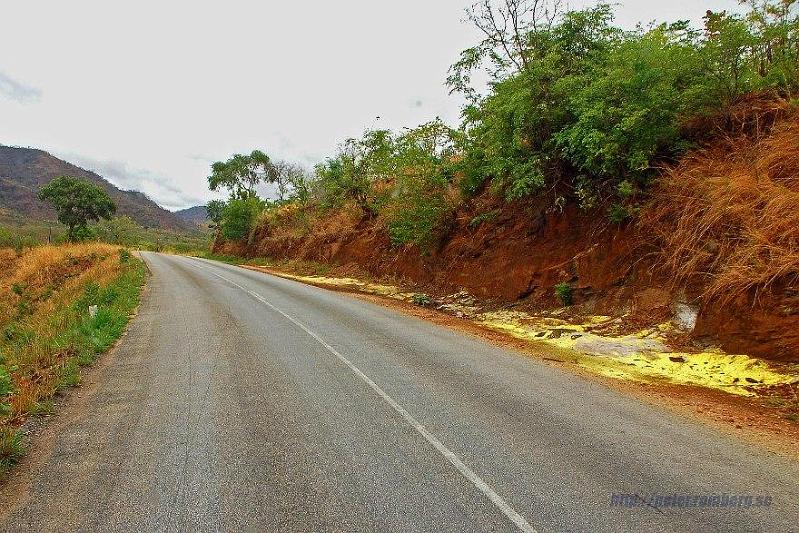 Accidents zambezi escarpment (16).JPG - This sulphur will never reach the copper mines in Congo!
